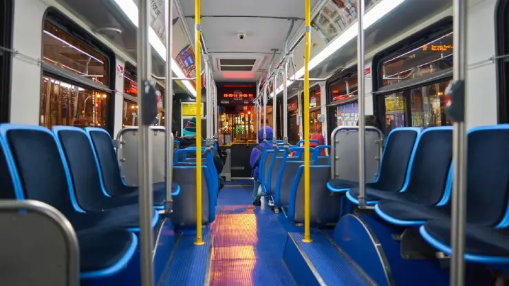 un autobus de Chicago vacío por dentro