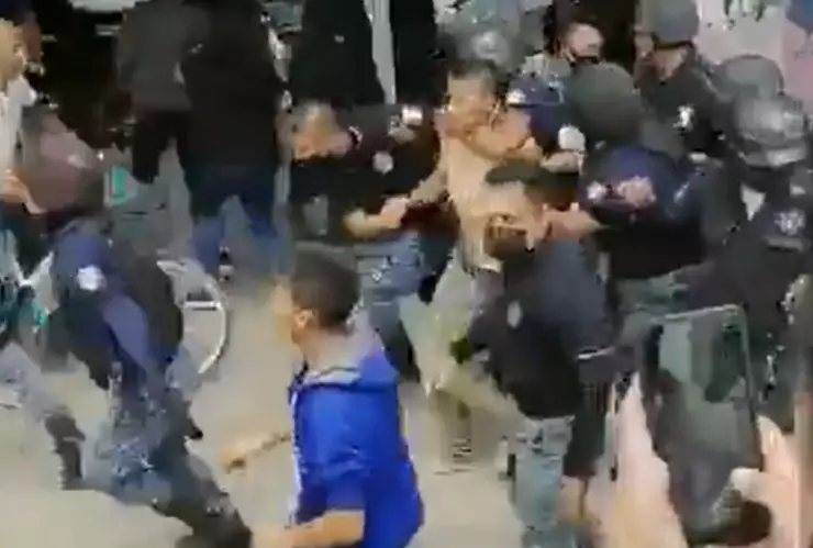 Madre salva a hijo ladrón de ser golpeado