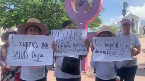 Protesta masiva por desabasto de medicamentos oncológicos en Oaxaca y Salamanca.