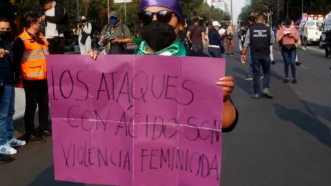 “Adi&oacute;s guapa”, gritan a mujer mientras le lanzan &aacute;cido en Puebla