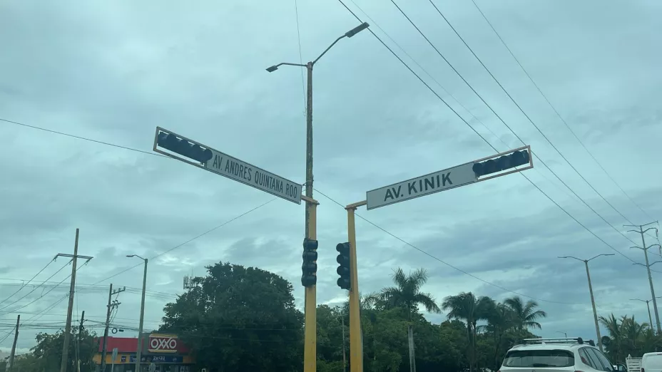 Reportan semáforos sin funcionar en avenidas en Cancún