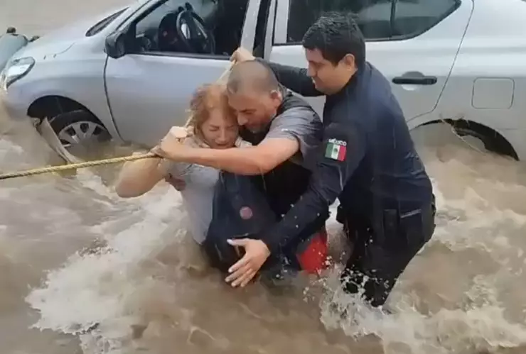 Rescatan a mujer durante lluvias en Culiacán