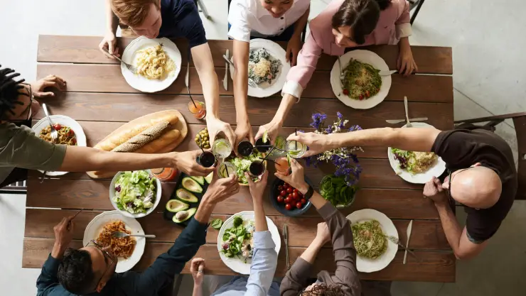 thanksgiving-2024-qué-significa-cada-elemento-cena-día-de-acción-de-gracias-familia