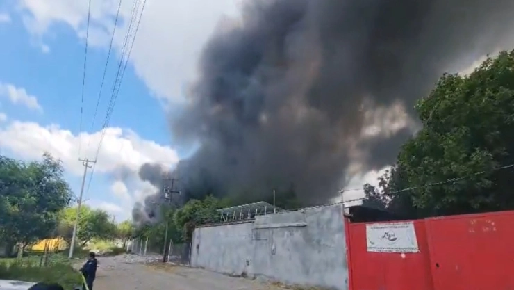Los trabajadores fueron desalojados por el incendio en una fábrica de Santa Catarina, Nuevo León.