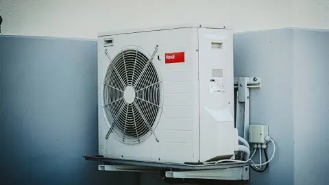 Las CONSECUENCIAS de dormir con el aire acondicionado prendido en plena ola de calor