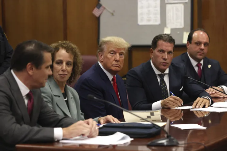 Donald Trump escucha los cargos en su contra
