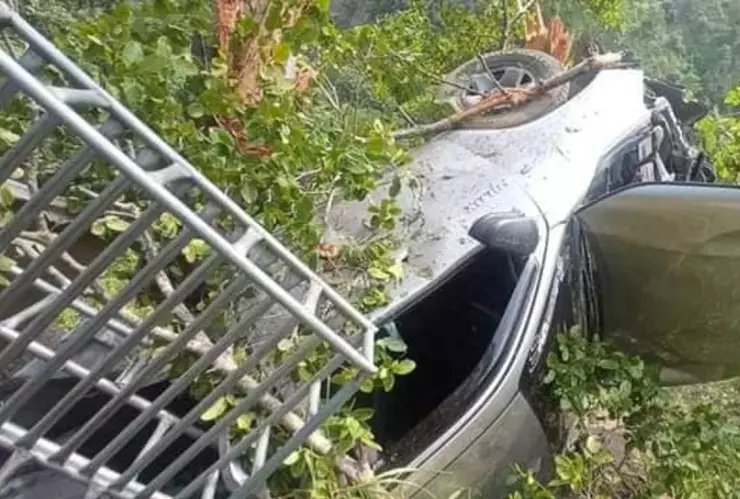Camioneta cae a barranco en Guatemala