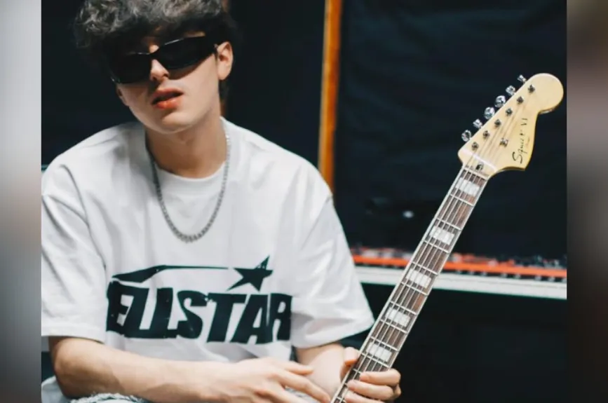 Gabito Ballesteros ha llegado para quedarse. Con apenas poco más de veinte años, este joven originario de Sonora ha logrado lo que muchos artistas sueñan: poner su nombre en la cima del regional mexicano y convertirse en una de las caras más prometedoras de la nueva generación de corridos tumbados.