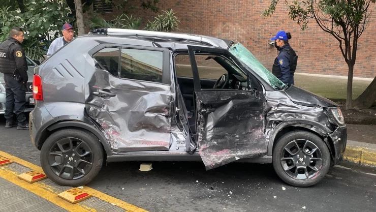 Choque entre unidad del Metrobús y auto particular