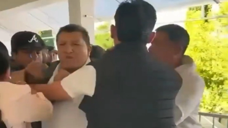 Alcalde-de-Hidalgo-termina-retenido_-pobladores-irrumpen-en-su-oficina-y-lo-sacan-a-empujones.webp