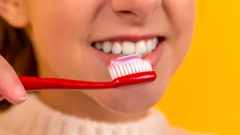 ¿Los dientes se deben cepillar antes o después de desayunar?