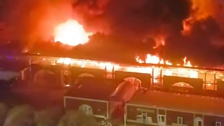 Incendio consume mercado de Rusia.png