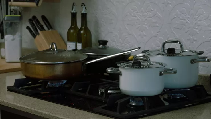 La mezcla de papa y sal que elimina las manchas de sartenes y ollas: ¡Es fácil y no los daña!