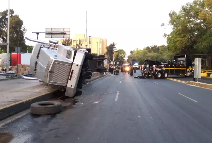 Cierran Circuito Interior rumbo al AICM por volcadura de tráiler