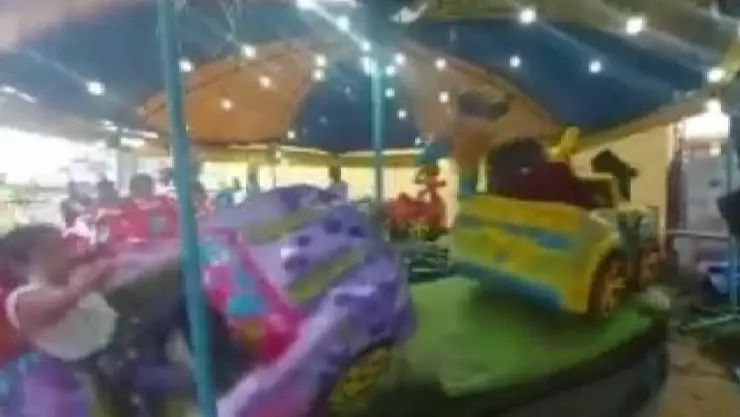 Carrito sale disparado de juego mecánico.jpg