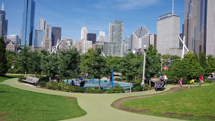 una vista del skyline de Chicago junto al hermoso parque Maggie Daley Park.