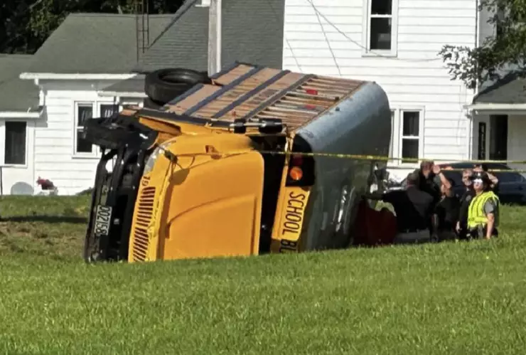 Autobús escolar sufre accidente en primer día de clases; hay 1 muerto