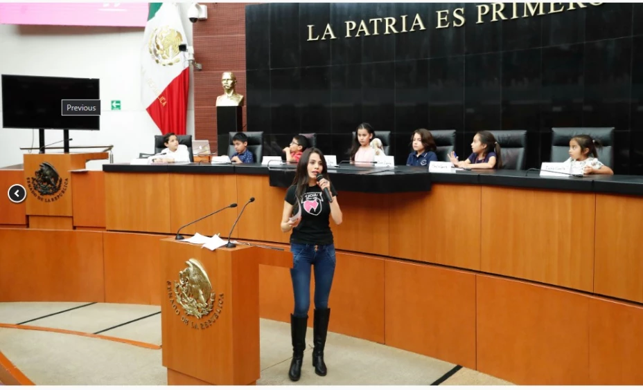 MC Senado Delgadillo niños.jpg