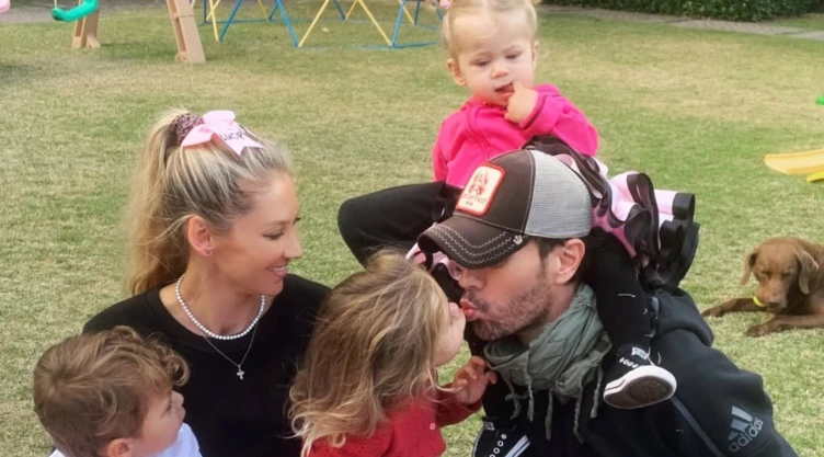 Anna Kournikova apareció junto a sus hijos con Enrique Iglesias.
