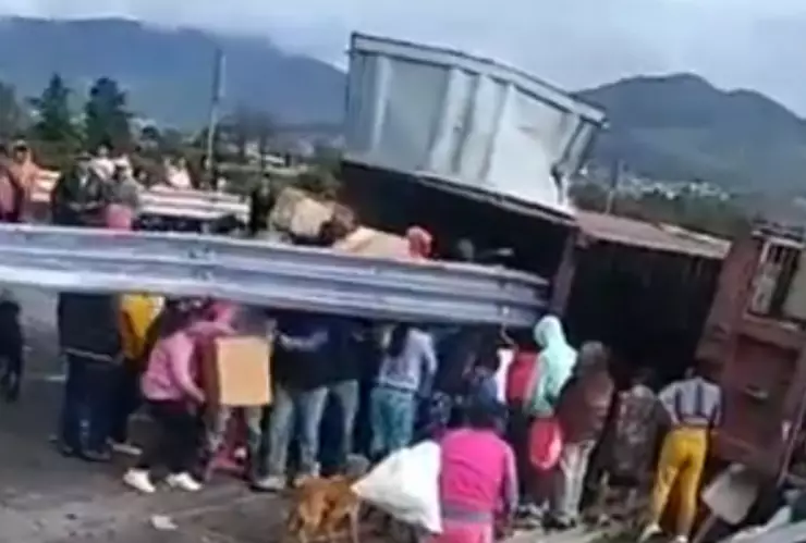 ¡Toma precauciones! Cierran Arco Norte por un accidente entre dos tráileres; hay rapiña