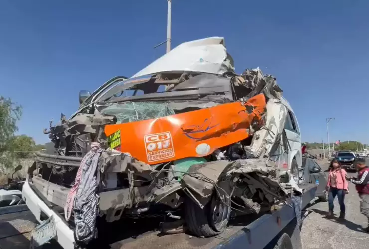 Accidente de combi deja cinco muertes y 17 heridos