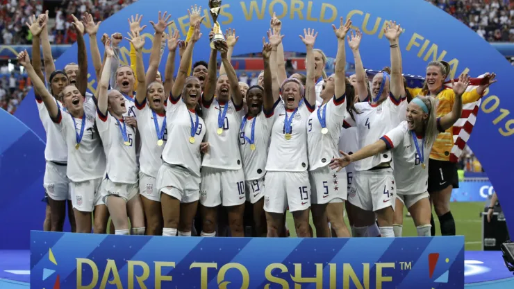 En esta foto del 7 de julio del 2019, la selección de Estados Unidos celebra tras ganar la Copa del Mundo para mujeres en Lyon, Francia. Imagen: AP