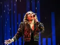 Mar Lara nos cautivó en la semifinal con su interpretación de “Me cuesta tanto olvidarte”, lo que llevó a Arturo López Gavito a expresar su orgullo, destacando que ha seguido los consejos de los críticos. Sin embargo, Lola Cortés se mostró disgustada con la actuación, señalando que los agudos de Mar no le agradaron y argumentando que la canción debería ofrecer un arrullo al público, lamentando que no logró manejarla adecuadamente.