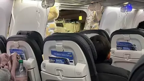 Explota la ventana de un avión en pleno vuelo y realizan aterrizaje de emergencia; video