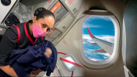 Mujer da a luz a bebe a bordo de una avión