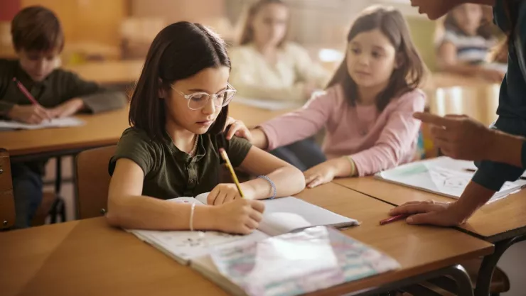 Abren investigación contra maestra por rociafr insecticida sobre estudiantes