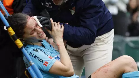 Árbitra recibe duro golpe en partido de LaLiga; salió en camilla del campo (VIDEO).jpg