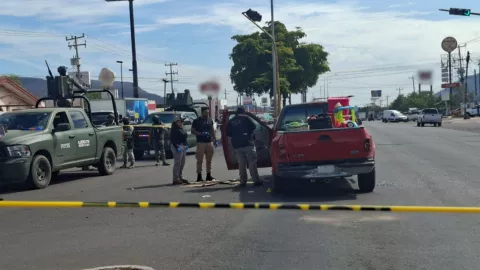 Asesinan al conductor de una camioneta frente al Mercado de Abastos, Culiacán