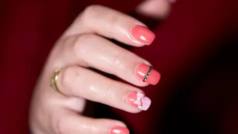 uñas coral con moño.jpg