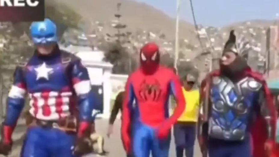 VIDEO Policías disfrazados de Avengers capturan a vendedores de droga