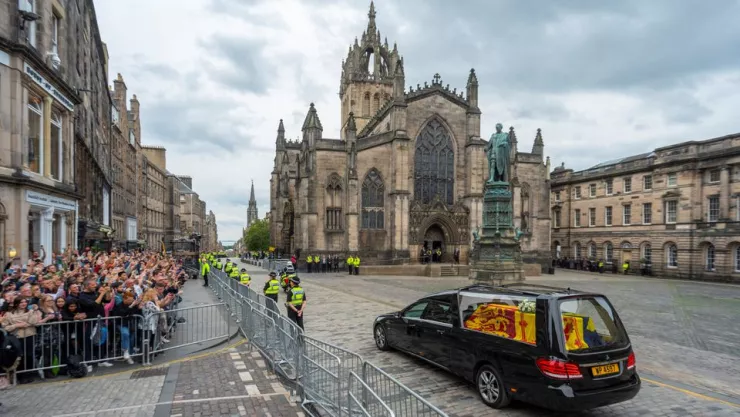 Carlos III y familia real encabezan los funerales de la reina Isabel II