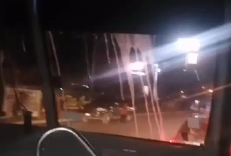 VIDEO Lanzan huevos a camión de transporte de personal durante noche de Halloween en Tijuana