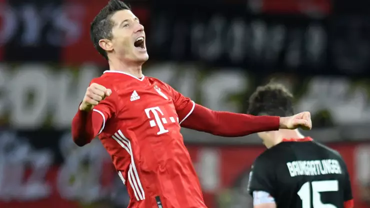 Robert Lewandowski festeja el gol del triunfo