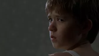 Escena de la película ‘El Sexto Sentido’ (Sixth Sense) con Halley Jeol Osment y Bruce Willis por Azteca 7.