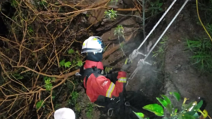 Hombre ebrio cae a barranca en la colonia Álamos Vista Hermosa, Puebla; fue rescatado