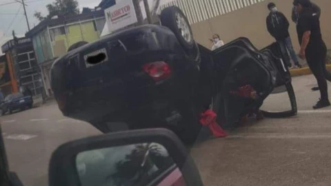 Conductora pierde con auto en Avenida Díaz Mirón