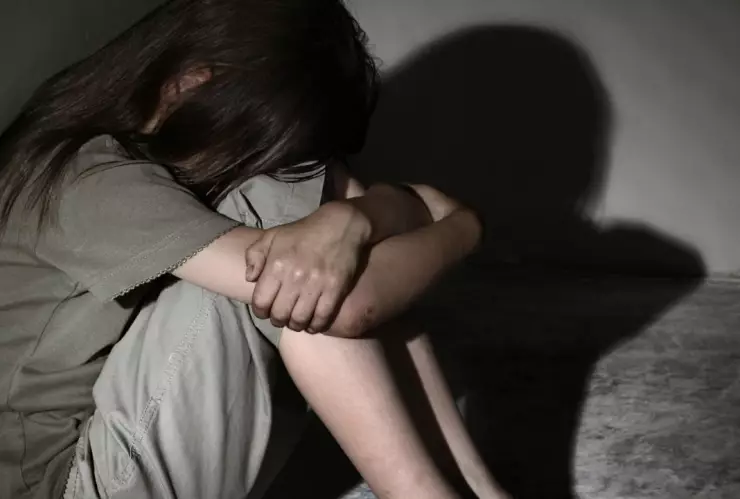 Hombre abusa de la hija de su pareja en León