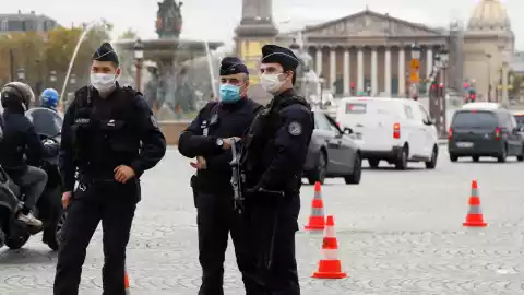 ataque policias hombre cuchillo paris.jpg