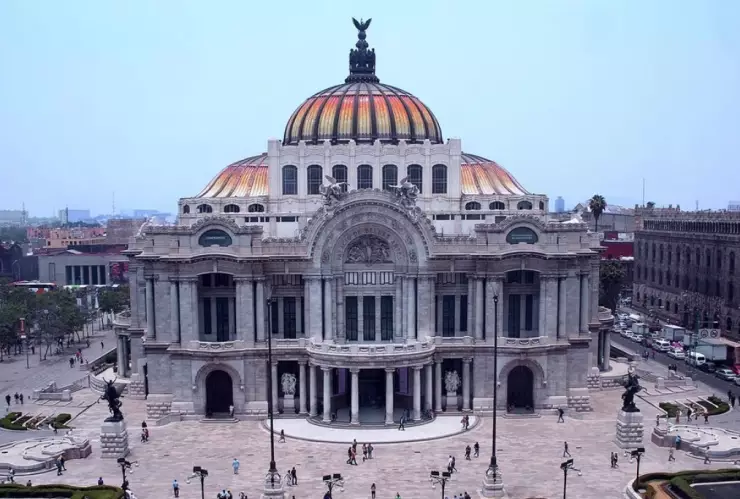 Sesión fotográfica en la explanada de Bellas Artes