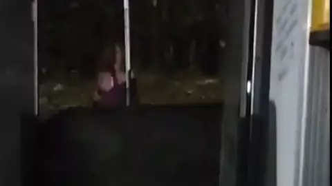 Mujer fantasma asusta a vigilantes de un panteón y ellos logran GRABARLA