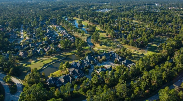vista aérea de Kingwood: vegetación y casas