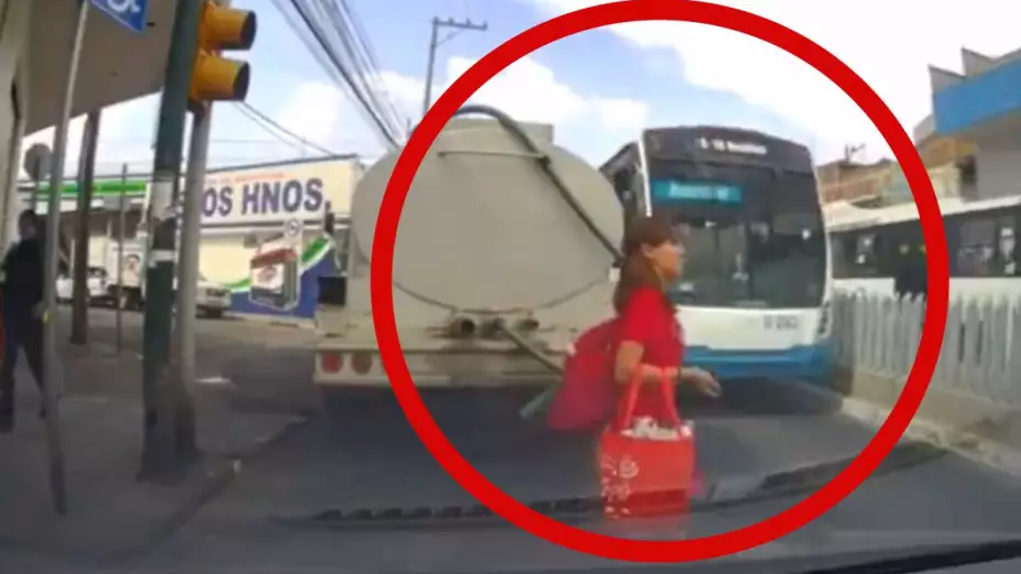 camión casi atropella a mujer en León, Guanajuato