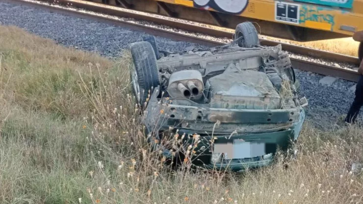 Accidente en Aguascalientes Mujer intentó ganarle al tren en Cosío y resultó lesionada