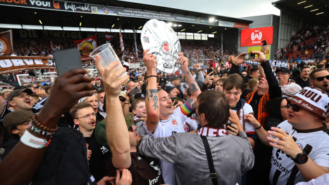 Aficionados del St. Pauli celebran