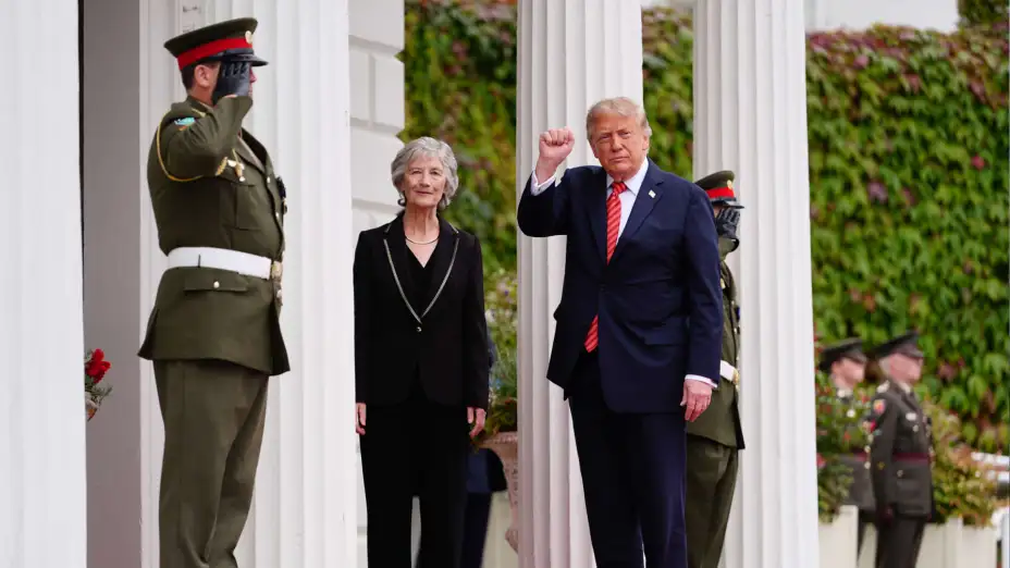 Los presidentes de Irlanda, Catherine Connolly y de EU, Donald Trump, en Dublín.