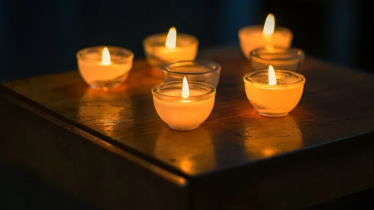 El ritual con velas verdes que atrae prosperidad y fortuna